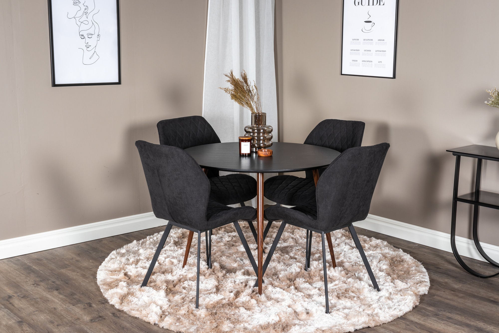 Venture Home Plaza rund bord 100 cm - Black Top - Walnut legs+Gemma Spisebordsstol - Black Legs - Black Fabric_4