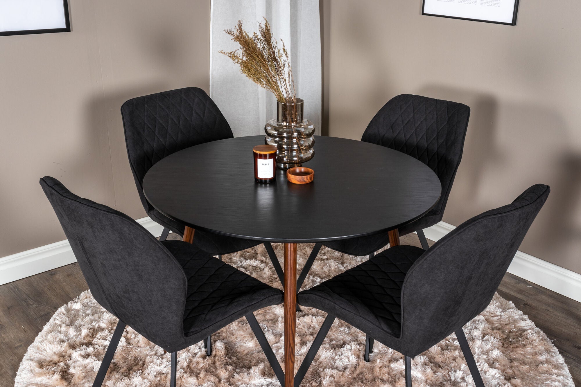 Venture Home Plaza rund bord 100 cm - Black Top - Walnut legs+Gemma Spisebordsstol - Black Legs - Black Fabric_4
