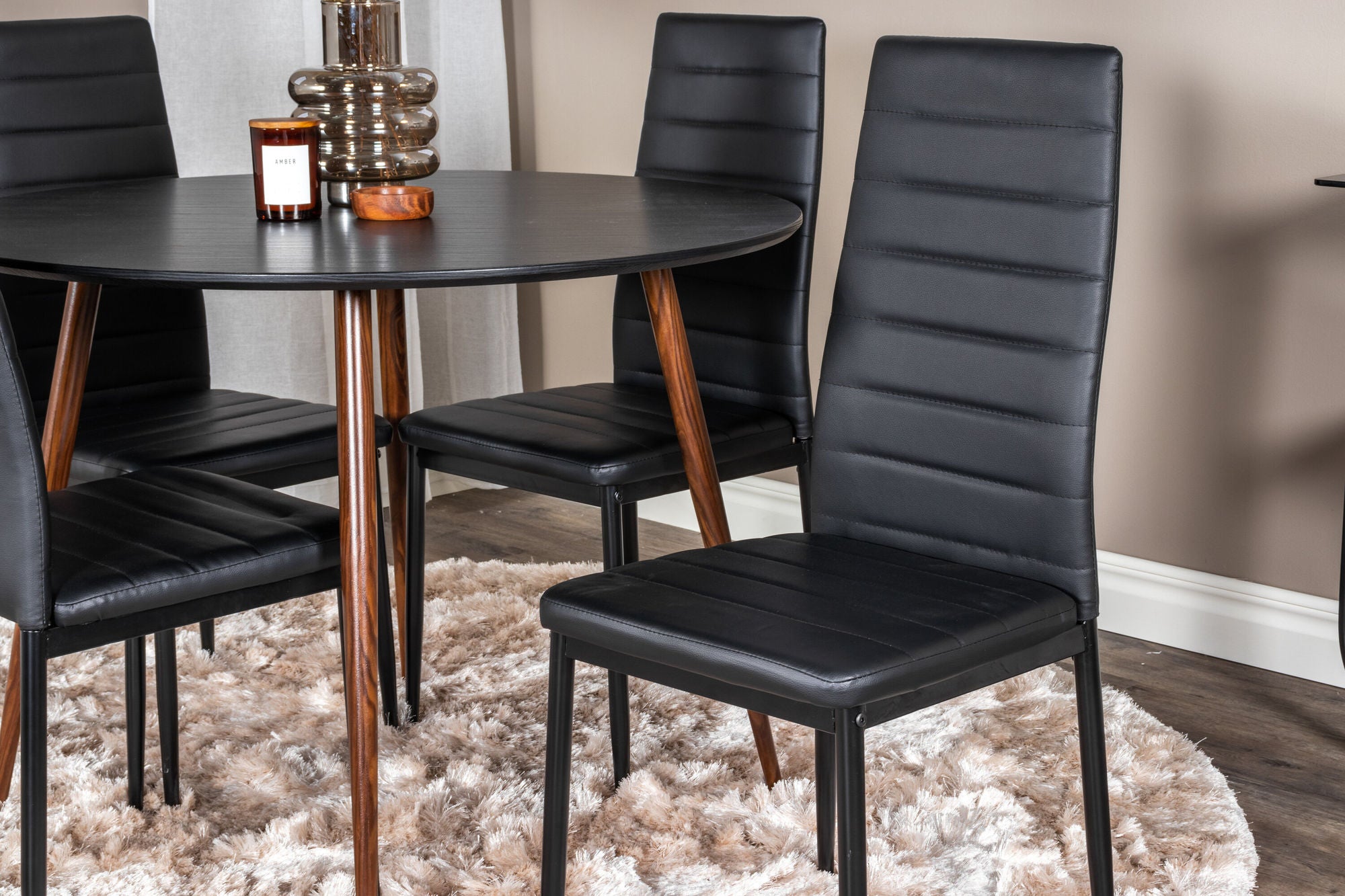 Venture Home Plaza rund bord 100 cm - Black Top - Walnut legs+Slim High Back Spisebordsstol - Black Legs - Black PU_4