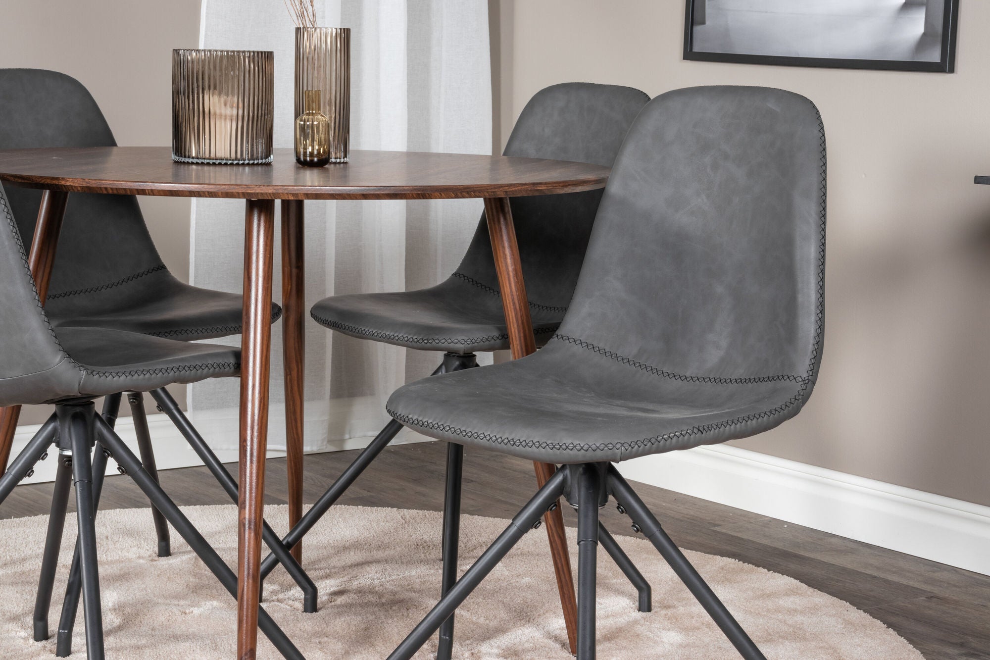 Venture Home Plaza rund bord 100 cm - Walnut top - Walnut legs+Polar Spisebordsstol with Spin function - black Legs - Black PU - Black Stitches_4