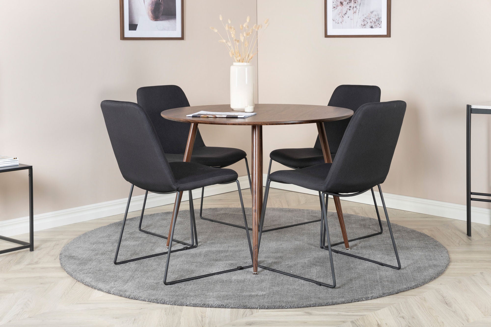 Venture Home Plaza rund bord 100 cm - Walnut top - Walnut legs+Muce Spisebordsstol - Black Legs - Black Fabric_4