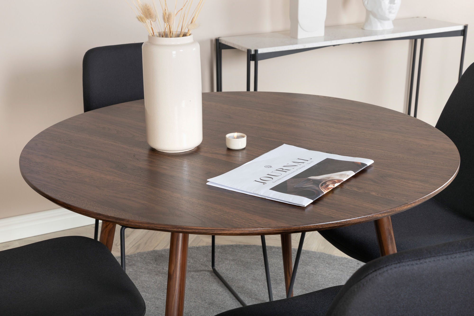 Venture Home Plaza rund bord 100 cm - Walnut top - Walnut legs+Muce Spisebordsstol - Black Legs - Black Fabric_4