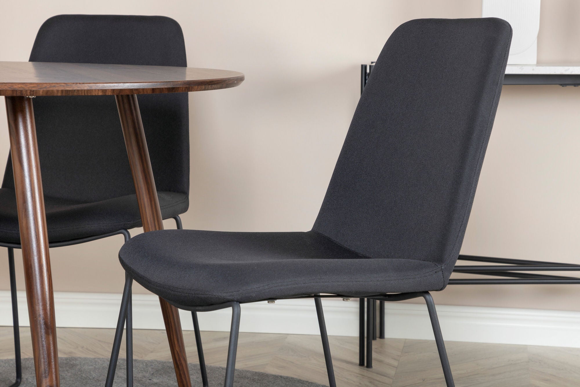 Venture Home Plaza rund bord 100 cm - Walnut top - Walnut legs+Muce Spisebordsstol - Black Legs - Black Fabric_4