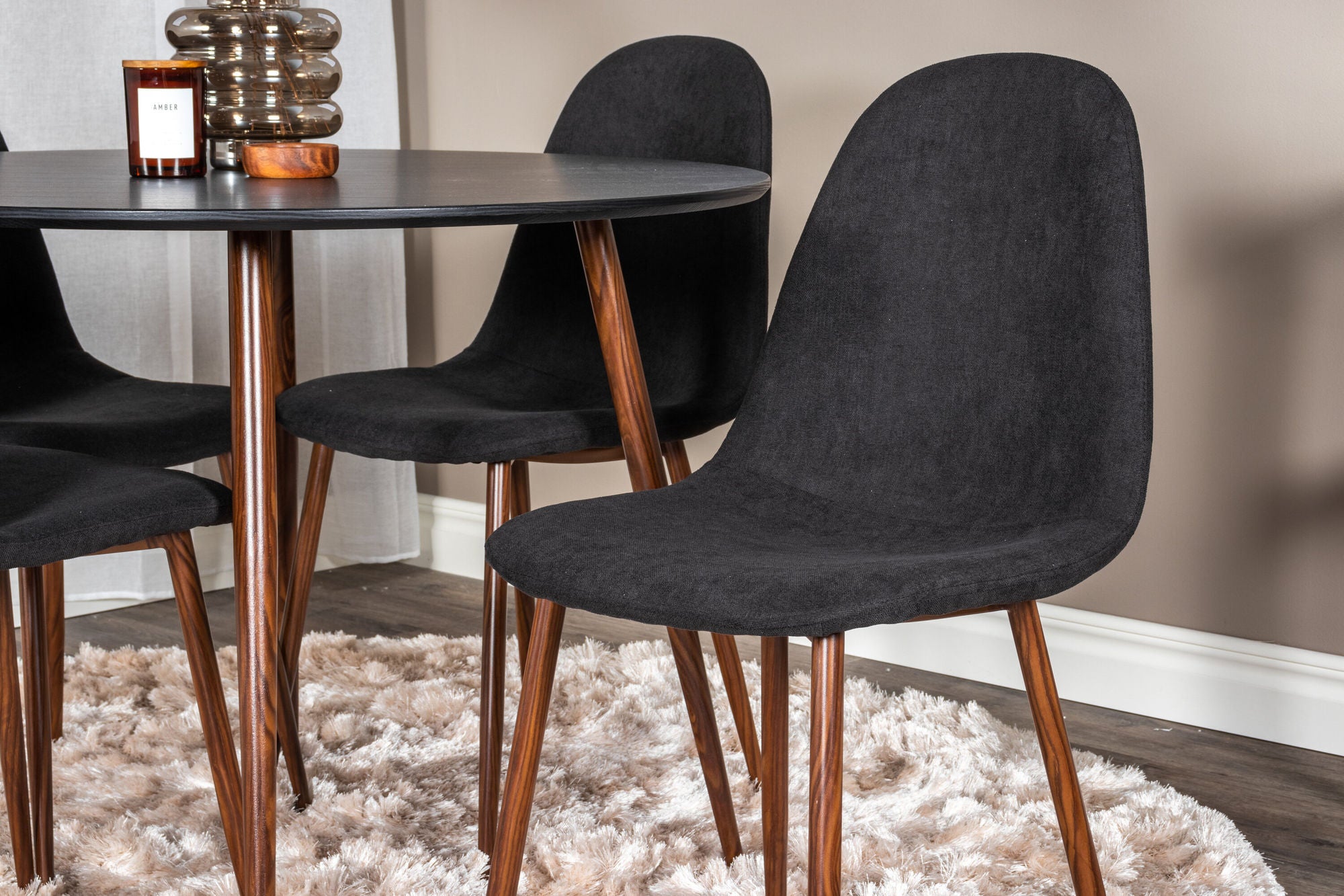 Venture Home Plaza rund bord 100 cm - Black Top - Walnut legs+Polar Spisebordsstol - Walnut Legs - Black Fabric_4