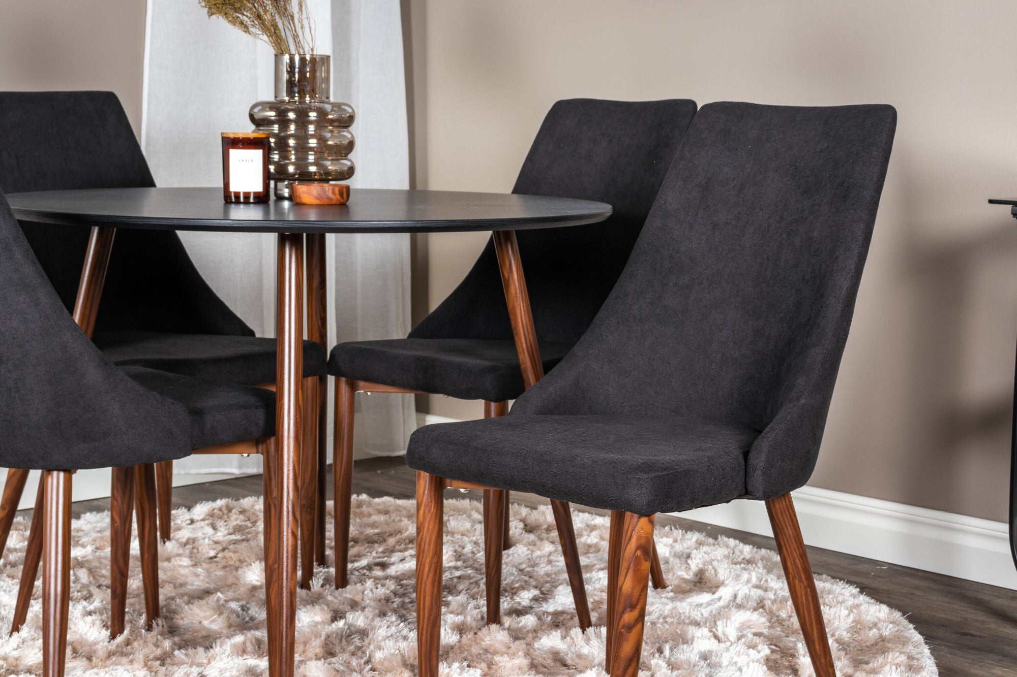 Venture Home Plaza rund bord 100 cm - Black Top - Walnut legs+Leone Spisebordsstol - Walnut legs - Black Fabric_4