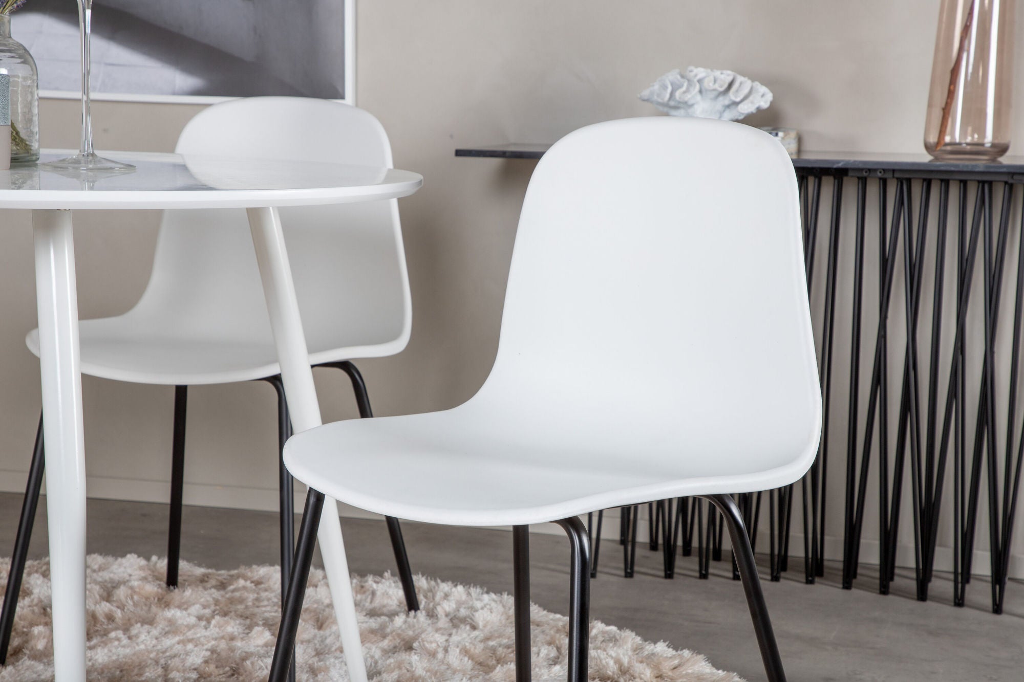 Venture Home Plaza rund bord 100 cm - White top / White Legs+Arctic Spisebordsstol - Black Legs - White Plastic_4