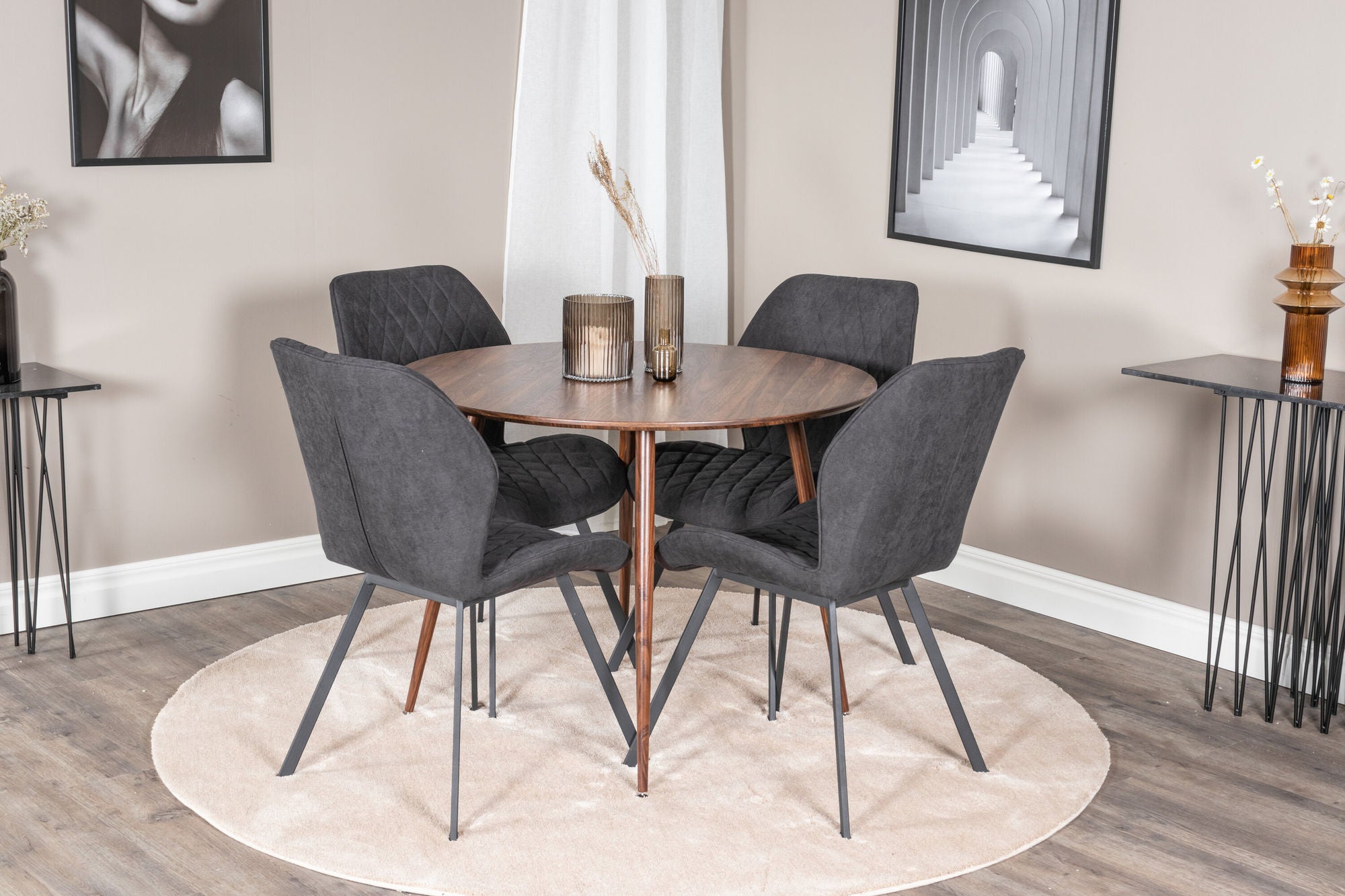 Venture Home Plaza rund bord 100 cm - Walnut top - Walnut legs+Gemma Spisebordsstol - Black Legs - Black Fabric_4