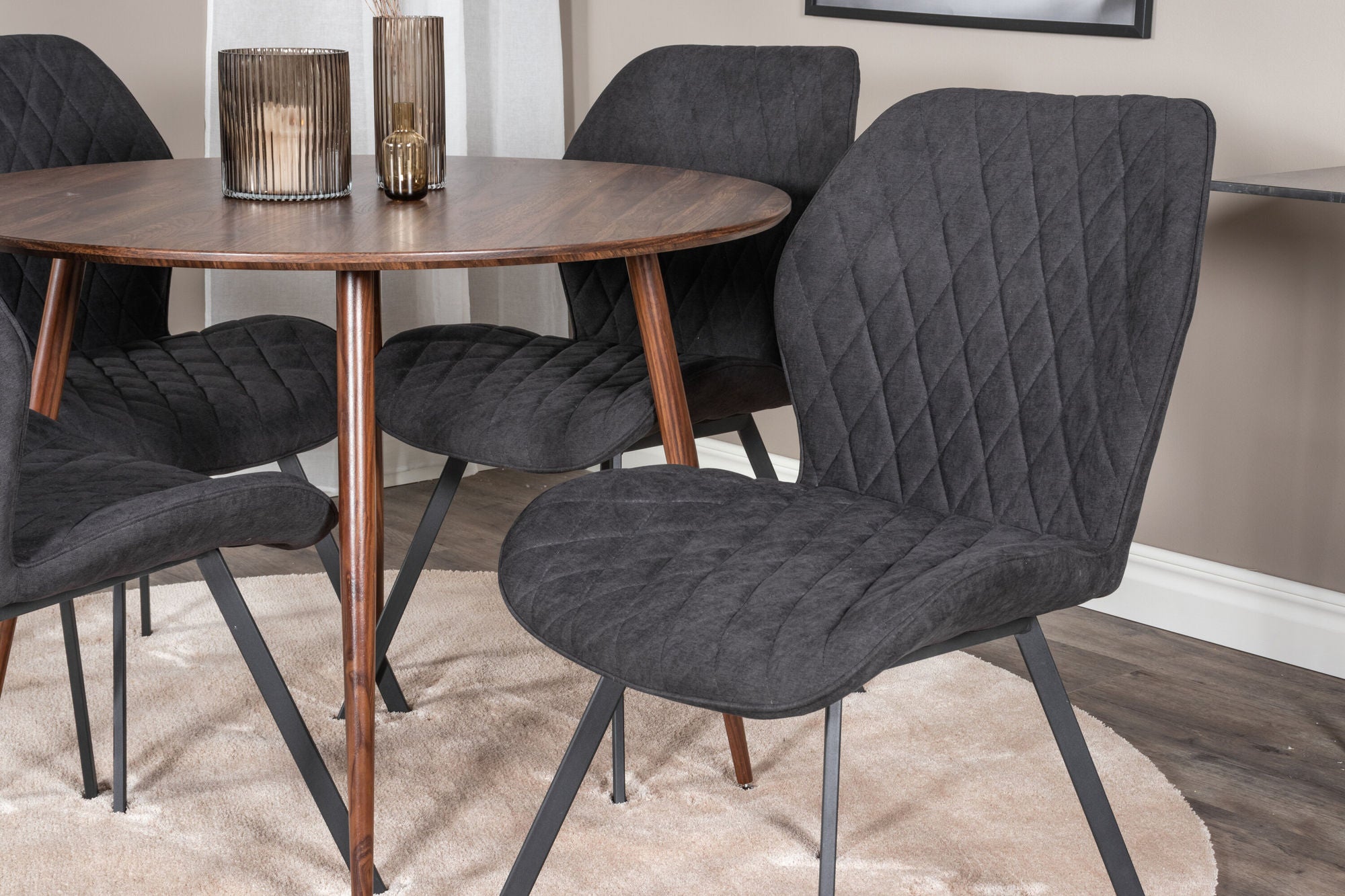 Venture Home Plaza rund bord 100 cm - Walnut top - Walnut legs+Gemma Spisebordsstol - Black Legs - Black Fabric_4