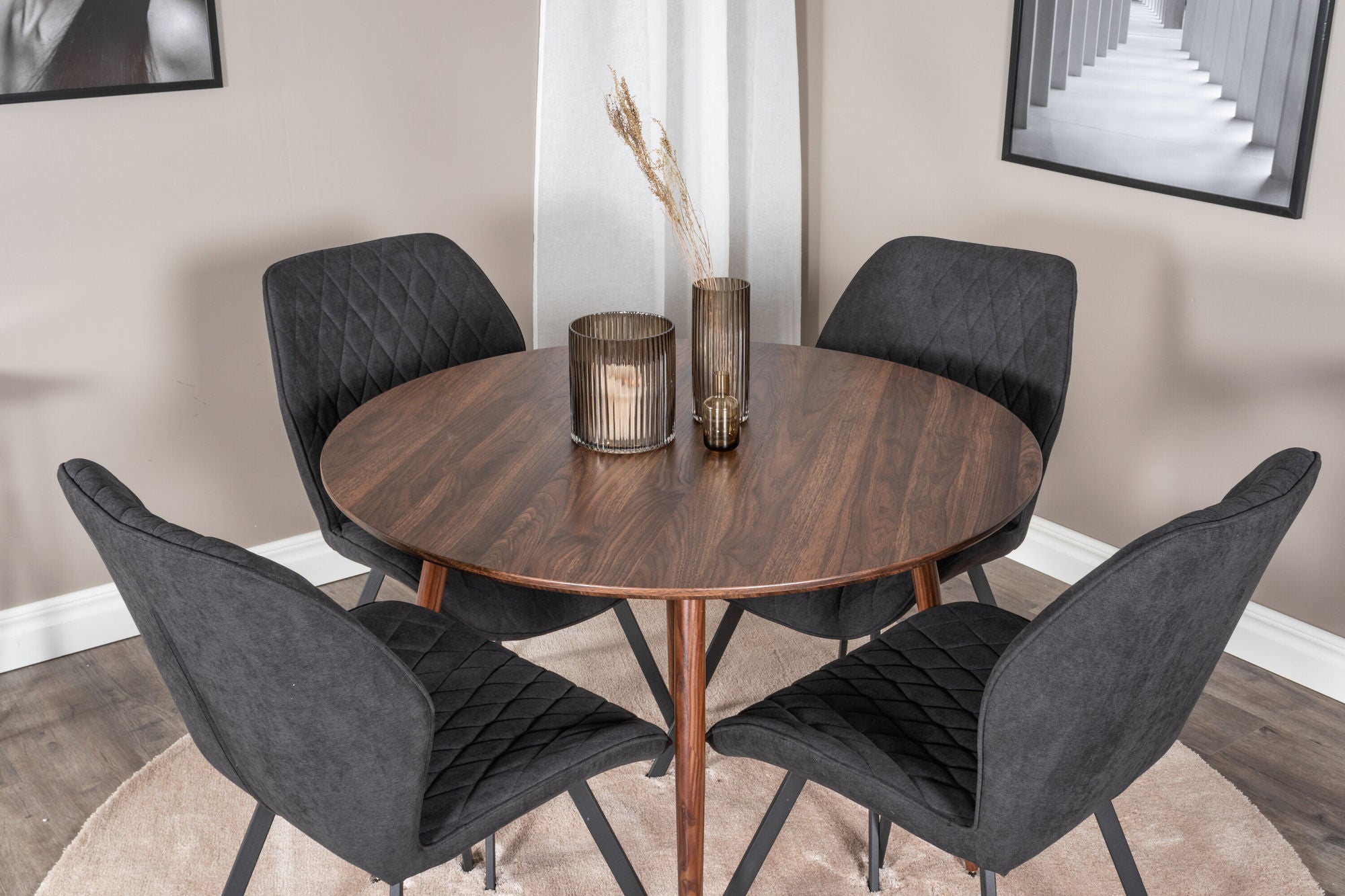 Venture Home Plaza rund bord 100 cm - Walnut top - Walnut legs+Gemma Spisebordsstol - Black Legs - Black Fabric_4
