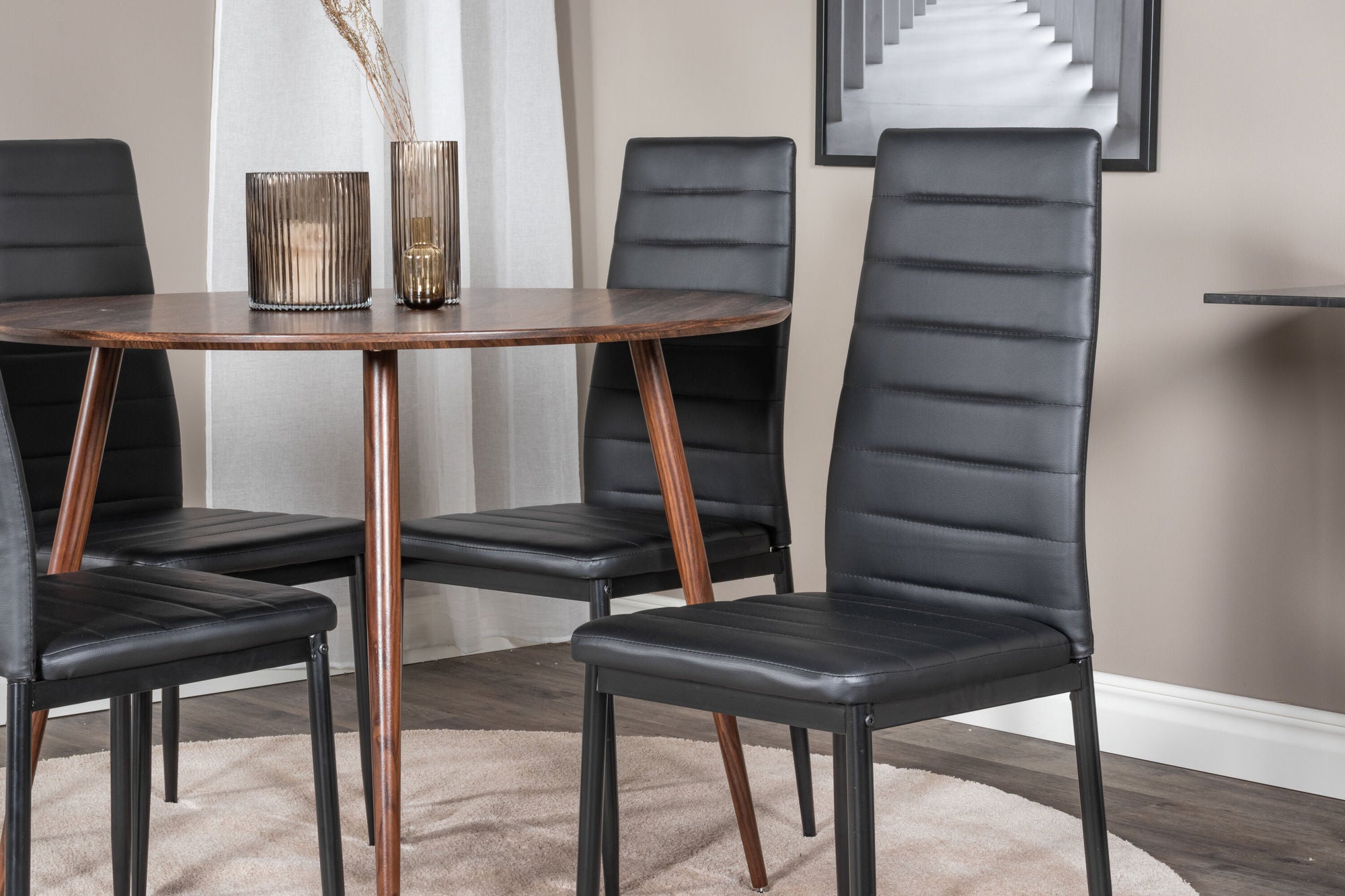 Venture Home Plaza rund bord 100 cm - Walnut top - Walnut legs+Slim High Back Spisebordsstol - Black Legs - Black PU_4