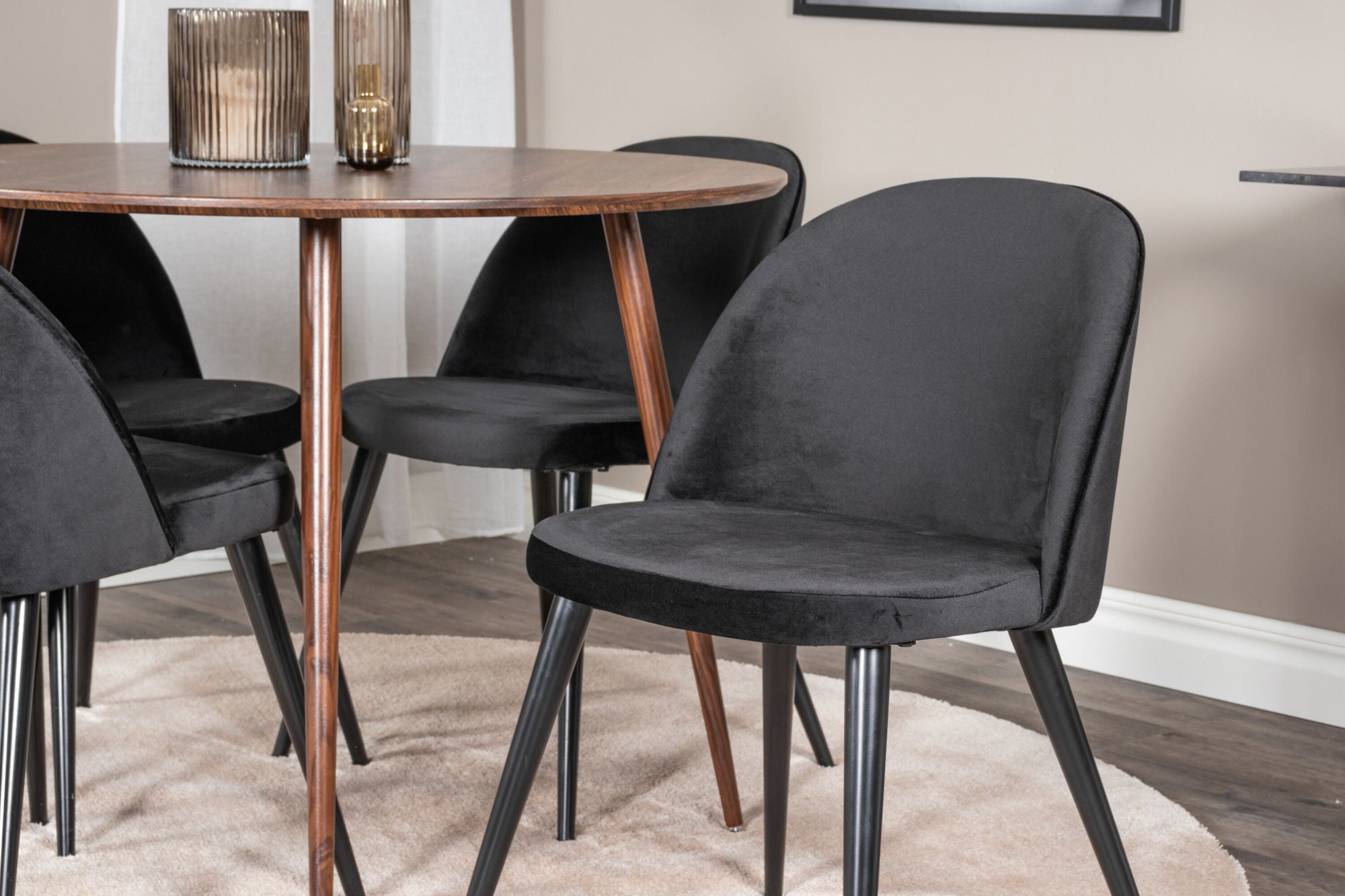 Venture Home Plaza rund bord 100 cm - Walnut top - Walnut legs+Velvet Spisebordsstol - Black / Black_4