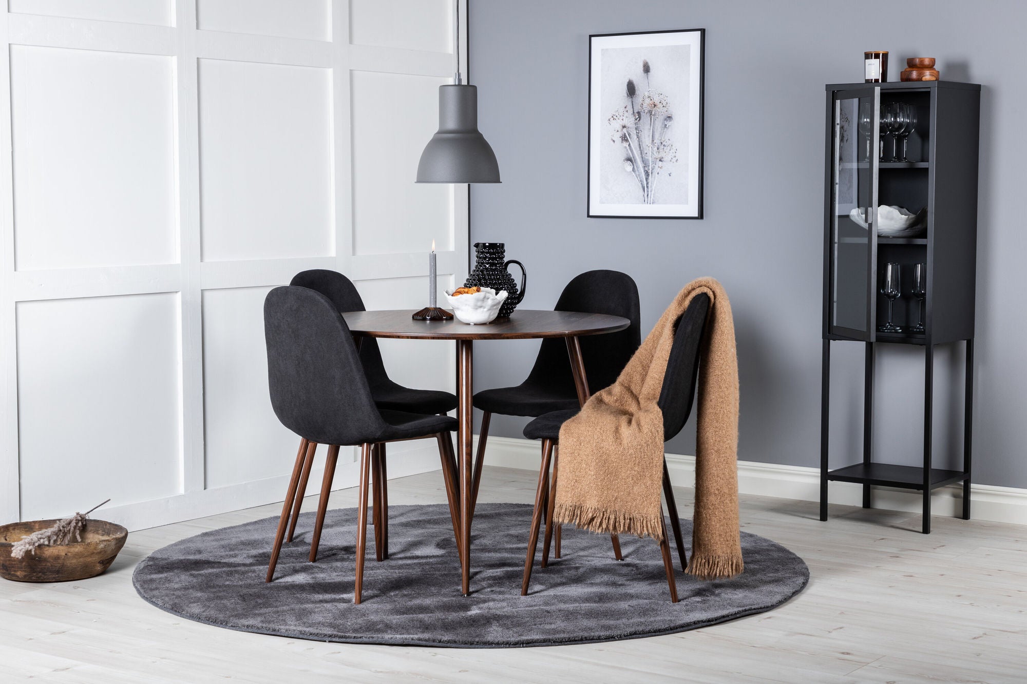 Venture Home Plaza rund bord 100 cm - Walnut top - Walnut legs+Polar Spisebordsstol - Walnut Legs - Black Fabric_4