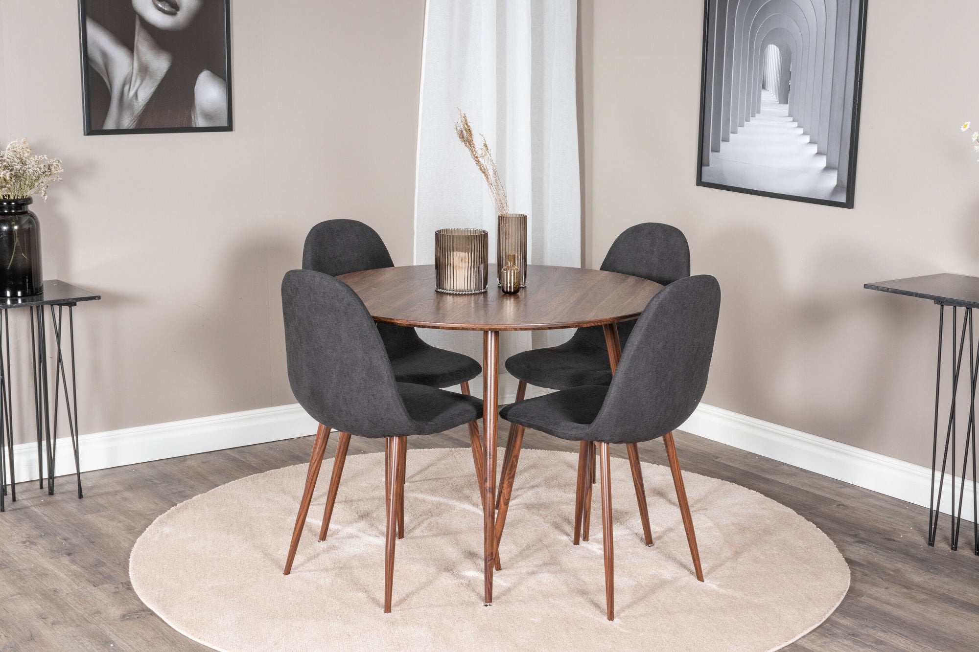 Venture Home Plaza rund bord 100 cm - Walnut top - Walnut legs+Polar Spisebordsstol - Walnut Legs - Black Fabric_4