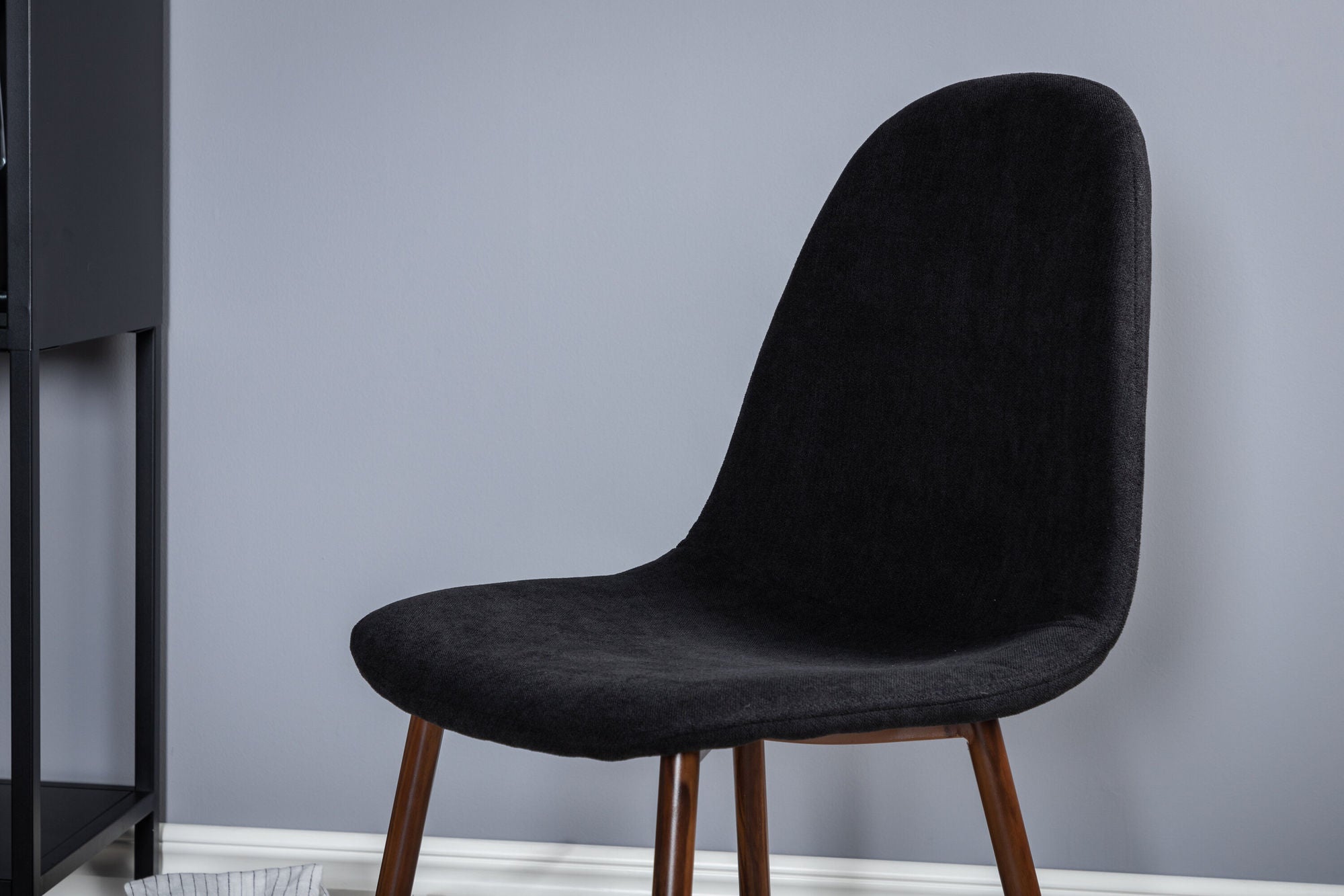 Venture Home Plaza rund bord 100 cm - Walnut top - Walnut legs+Polar Spisebordsstol - Walnut Legs - Black Fabric_4