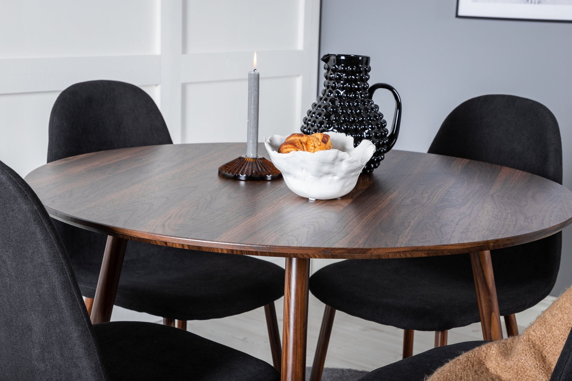 Venture Home Plaza rund bord 100 cm - Walnut top - Walnut legs+Polar Spisebordsstol - Walnut Legs - Black Fabric_4