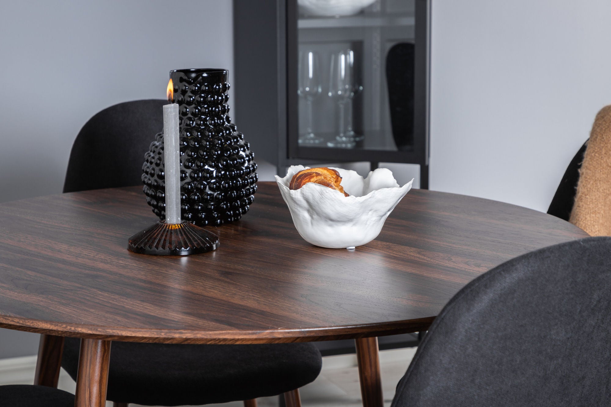 Venture Home Plaza rund bord 100 cm - Walnut top - Walnut legs+Polar Spisebordsstol - Walnut Legs - Black Fabric_4