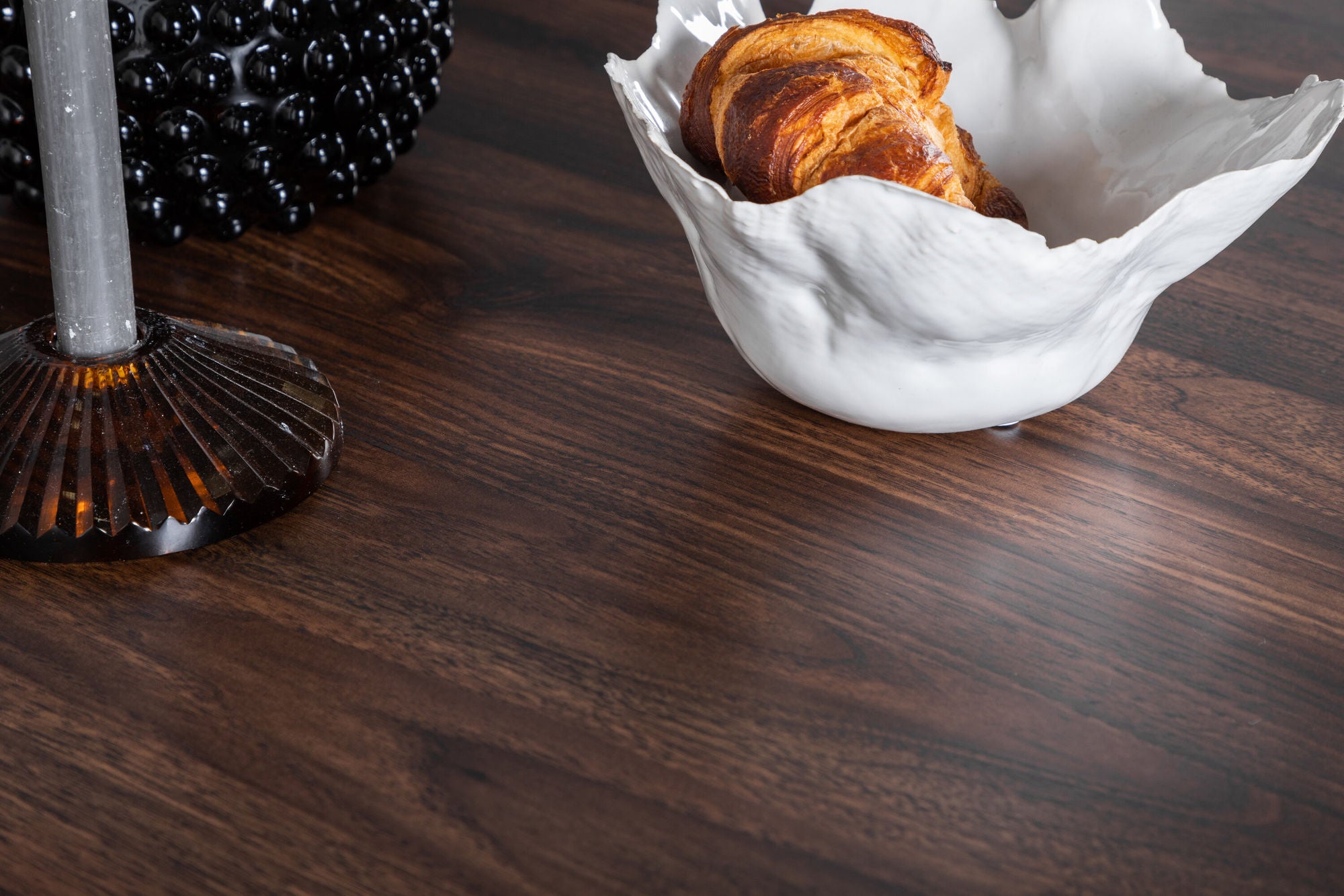 Venture Home Plaza rund bord 100 cm - Walnut top - Walnut legs+Polar Spisebordsstol - Walnut Legs - Black Fabric_4