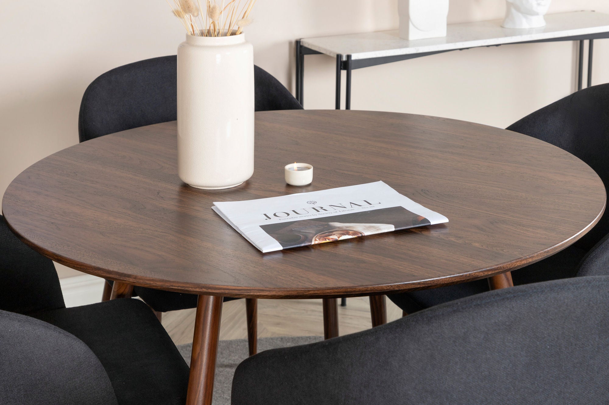 Venture Home Plaza rund bord 100 cm - Walnut top - Walnut legs+Arch Spisebordsstol - Walnut Legs - Black Fabric_4