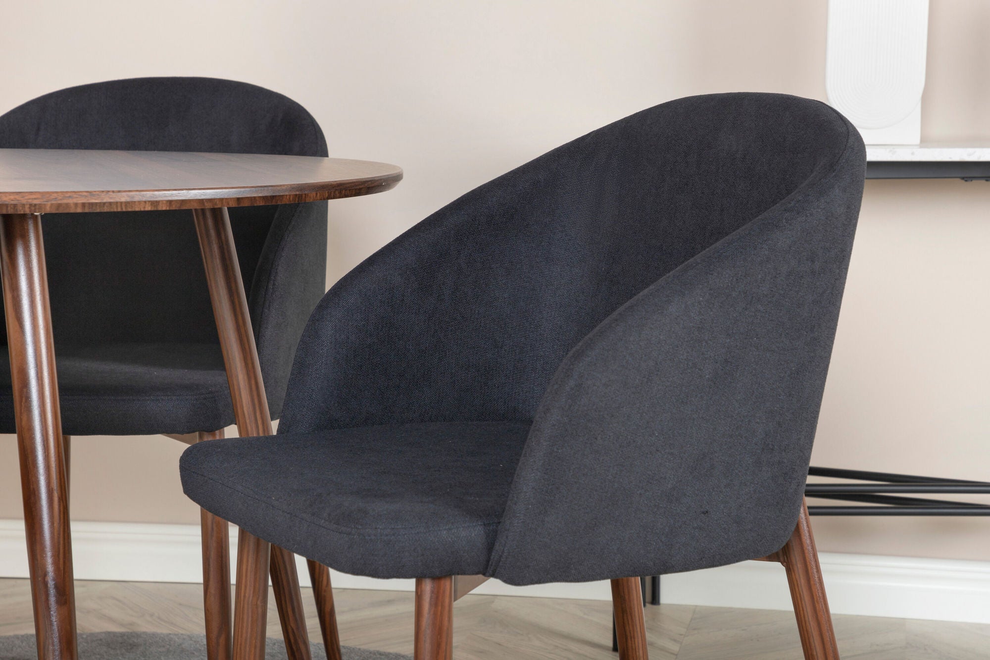 Venture Home Plaza rund bord 100 cm - Walnut top - Walnut legs+Arch Spisebordsstol - Walnut Legs - Black Fabric_4
