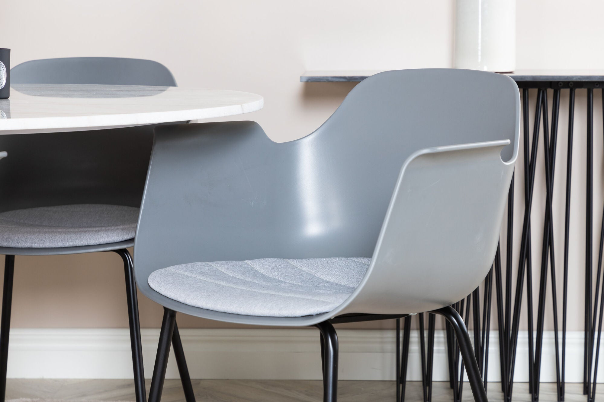 Venture Home Estelle rund spisebord ø106 H75 - White / Black+Comfort Plastic Spisebordsstol - Black Legs - Grey Plastic_4