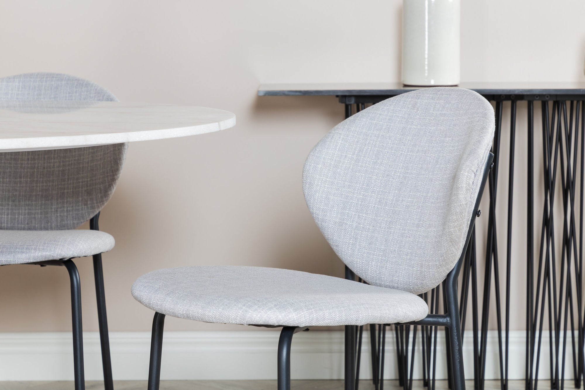 Venture Home Estelle rund spisebord ø106 H75 - White / Black+Vault Spisebordsstol - Black Legs - Grey Fabric_4