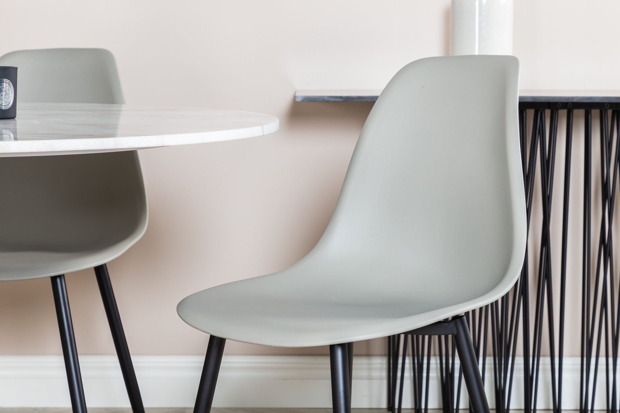 Venture Home Estelle rund spisebord ø106 H75 - White / Black+Polar Plastic Spisebordsstol - Black Legs / Grey Plastic_4