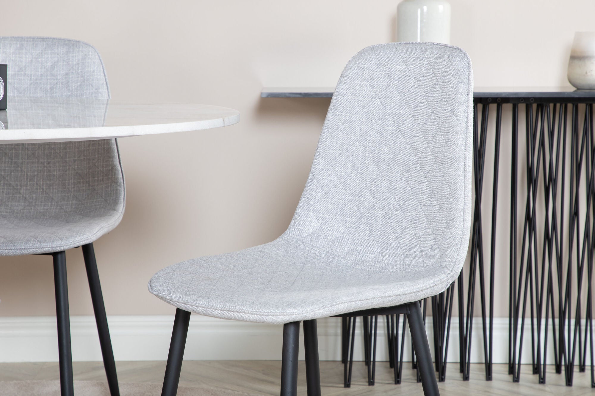 Venture Home Estelle rund spisebord ø106 H75 - White / Black+Polar Diamond Spisebordsstol - Black Legs - Grey Fabric_4