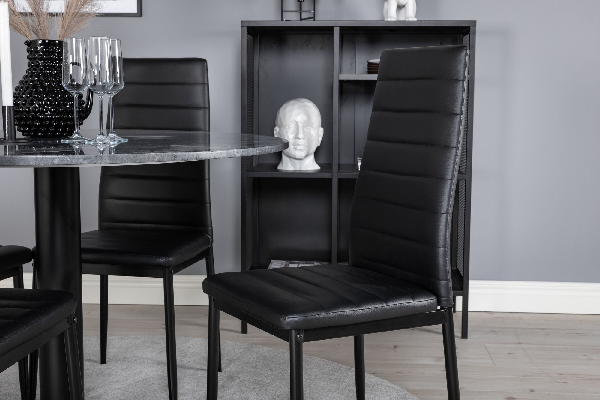Venture Home Estelle rund spisebord ø106 H75 - Black / Black+Slim High Back Spisebordsstol - Black Legs - Black PU_4