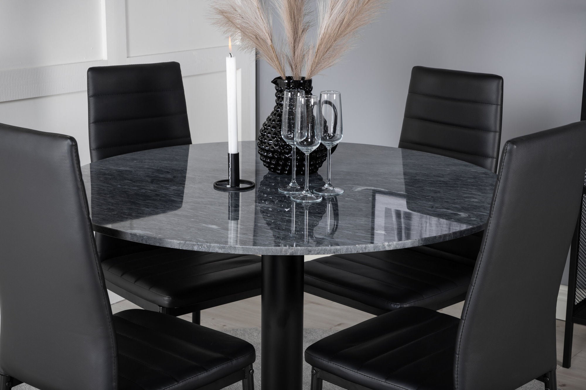 Venture Home Estelle rund spisebord ø106 H75 - Black / Black+Slim High Back Spisebordsstol - Black Legs - Black PU_4