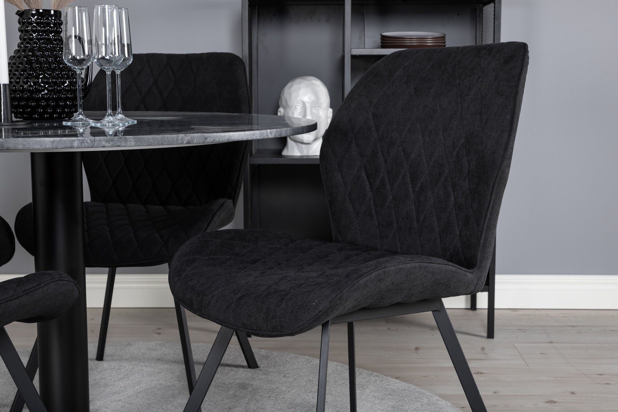 Venture Home Estelle rund spisebord ø106 H75 - Black / Black+Gemma Spisebordsstol - Black Legs - Black Fabric_4