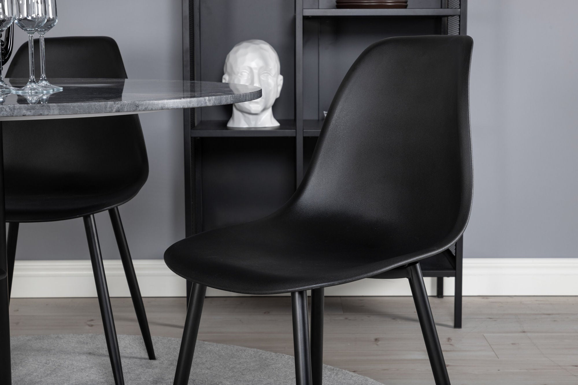 Venture Home Estelle rund spisebord ø106 H75 - Black / Black+Polar Plastic Spisebordsstol - Black Legs / Black Plastic_4