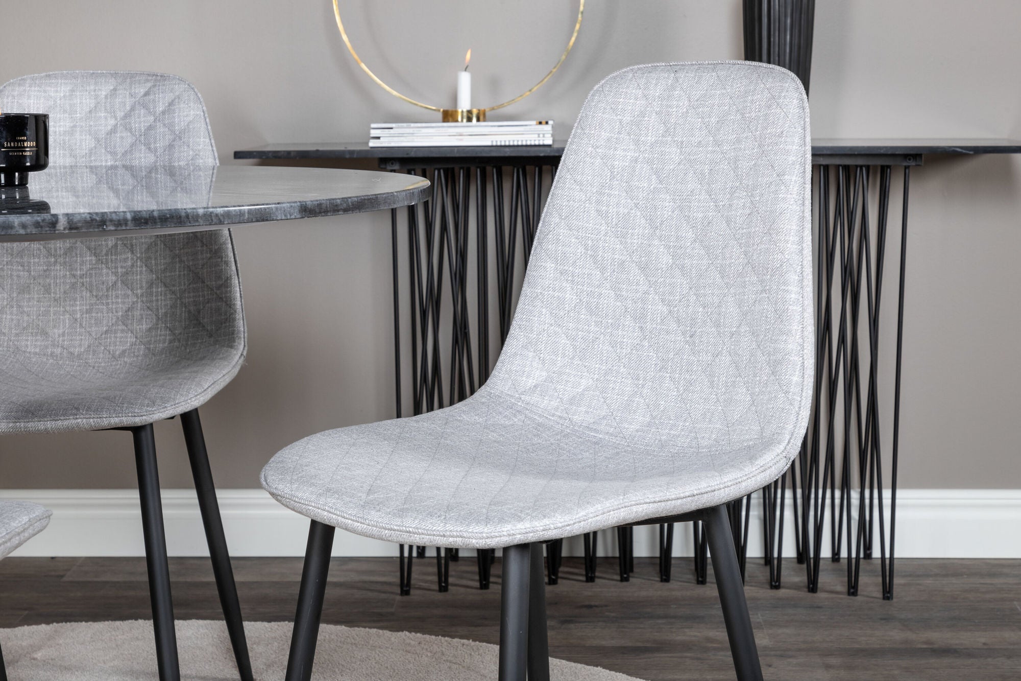 Venture Home Estelle rund spisebord ø106 H75 - Black / Brass+Polar Diamond Spisebordsstol - Black Legs - Grey Fabric_4