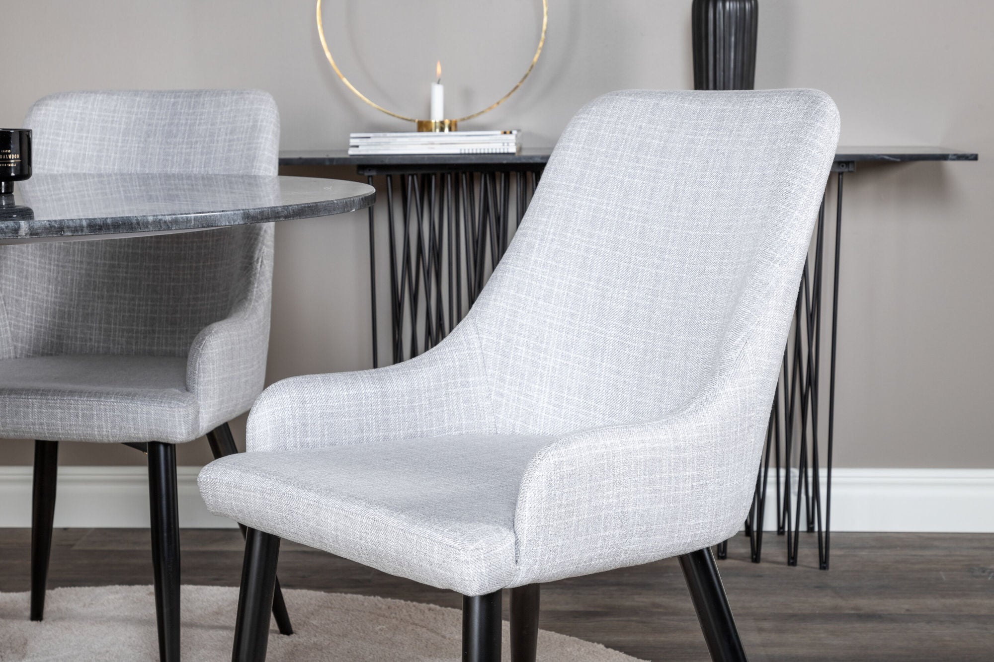 Venture Home Estelle rund spisebord ø106 H75 - Black / Brass+Plaza Dining chair - Black legs - Light Grey Fabric_4