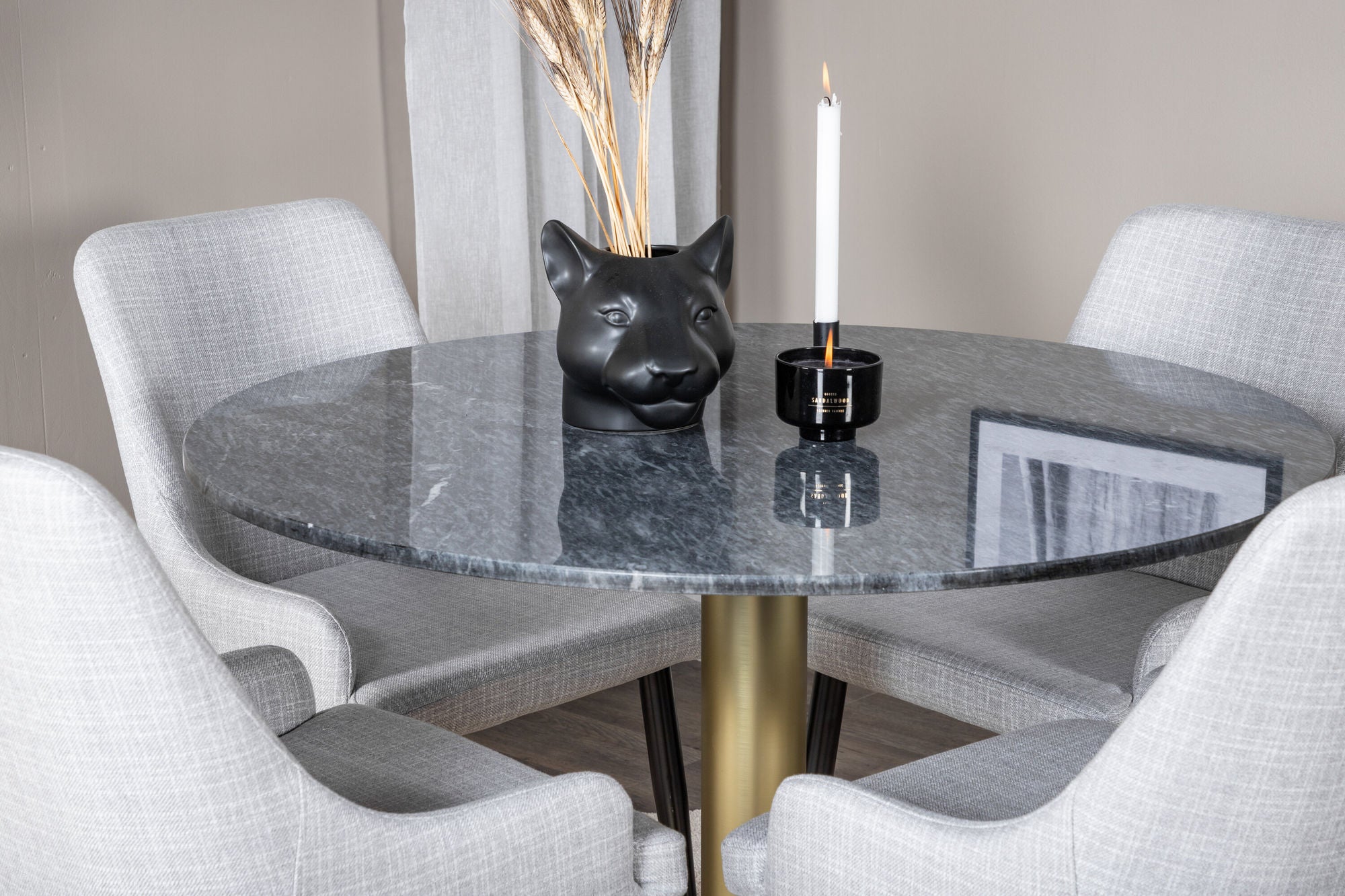 Venture Home Estelle rund spisebord ø106 H75 - Black / Brass+Plaza Dining chair - Black legs - Light Grey Fabric_4