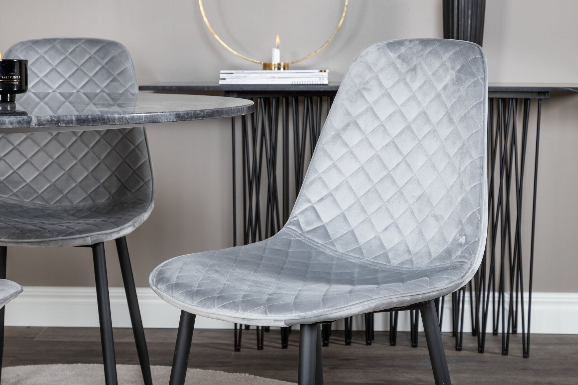 Venture Home Estelle rund spisebord ø106 H75 - Black / Brass+Polar Diamond Spisebordsstol - Black Legs - Grey Velvet_4