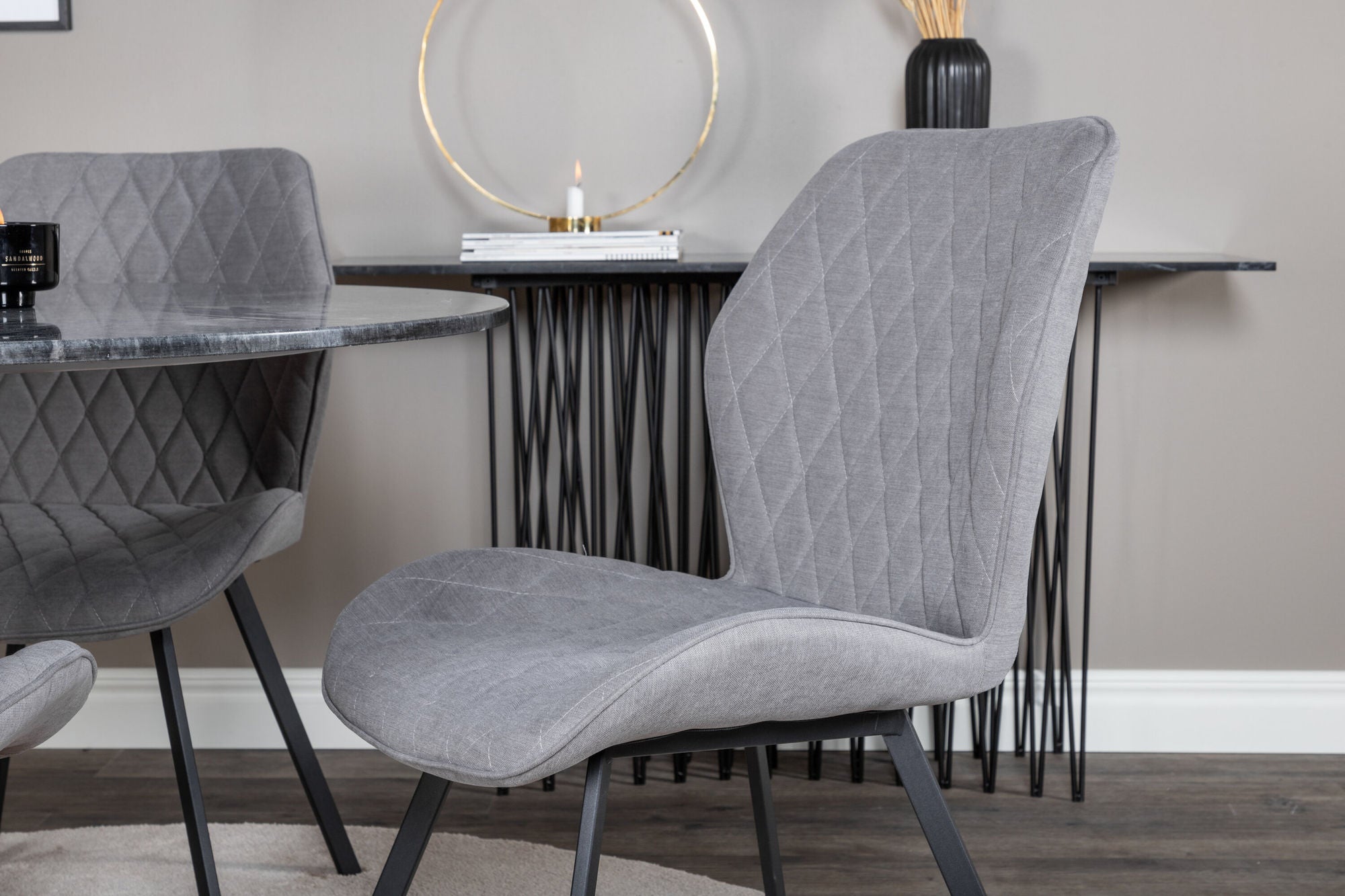 Venture Home Estelle rund spisebord ø106 H75 - Black / Brass+Gemma Spisebordsstol - Black Legs - Grey Fabric_4