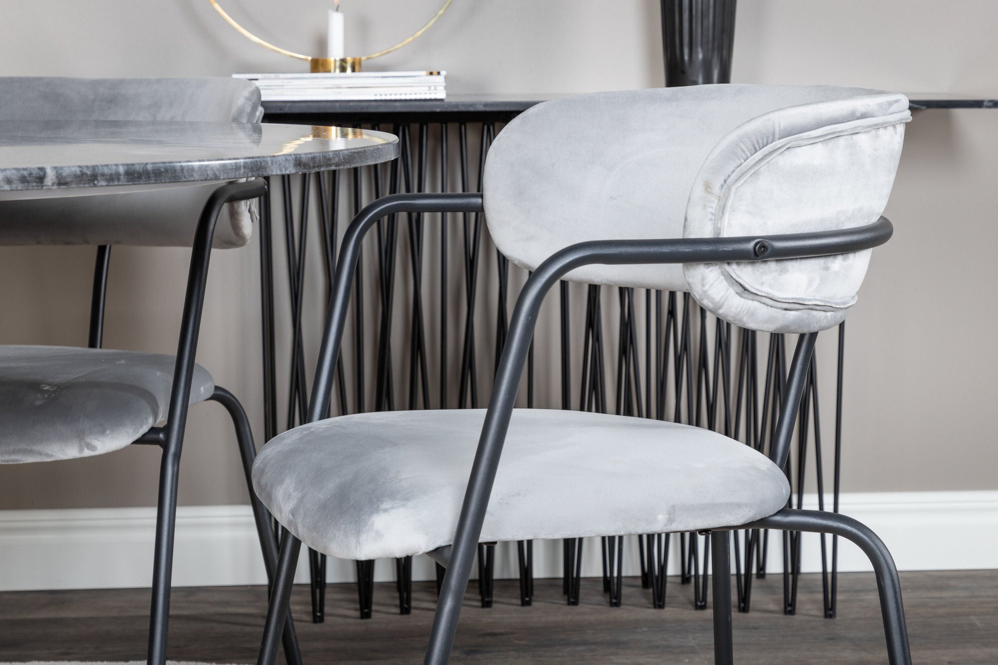 Venture Home Estelle rund spisebord ø106 H75 - Black / Brass+Arrow armchair - Black Legs - Grey Velvet_4