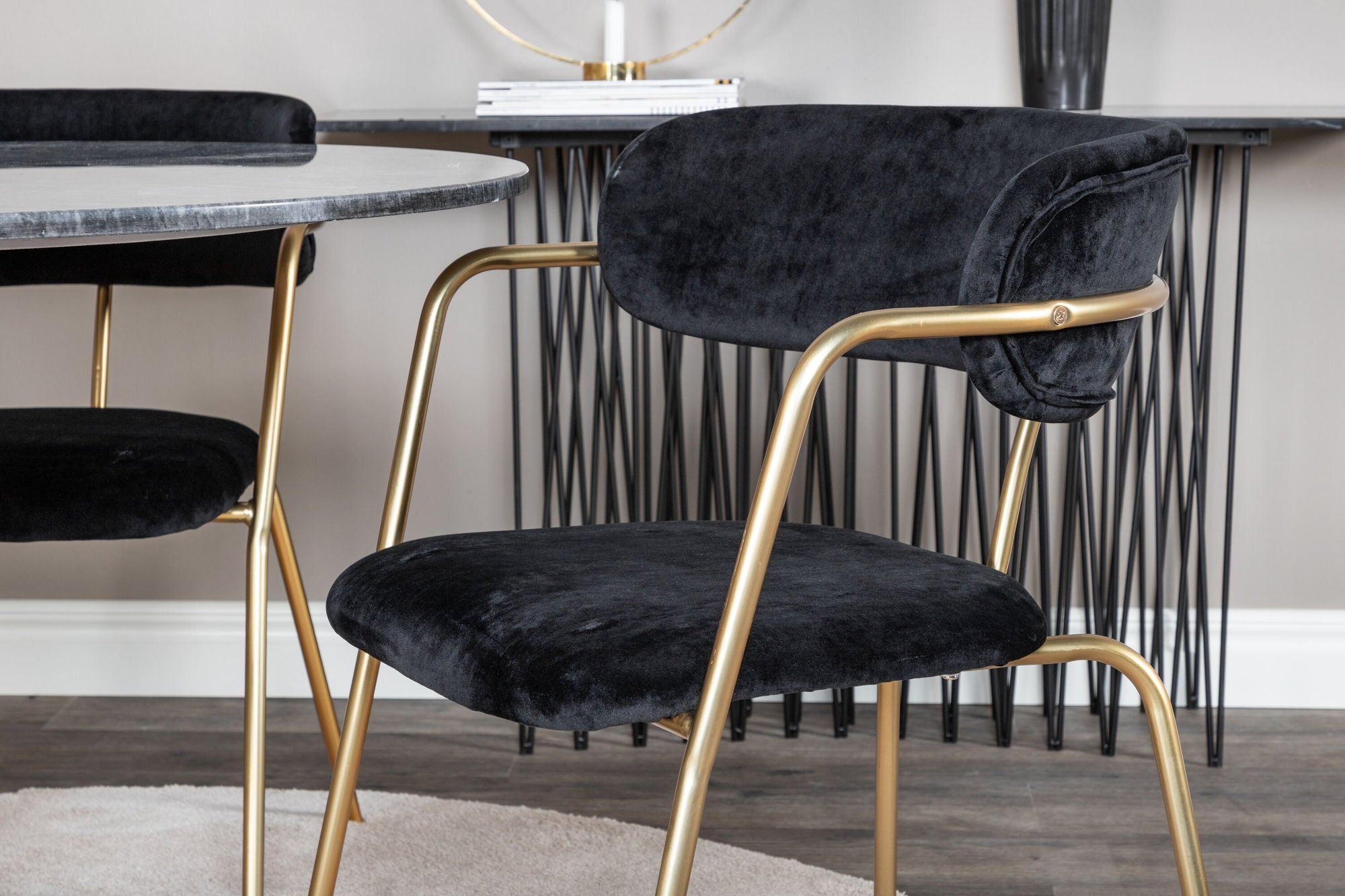 Venture Home Estelle rund spisebord ø106 H75 - Black / Brass+Arrow armchair - Brass Legs - Black Velvet_4