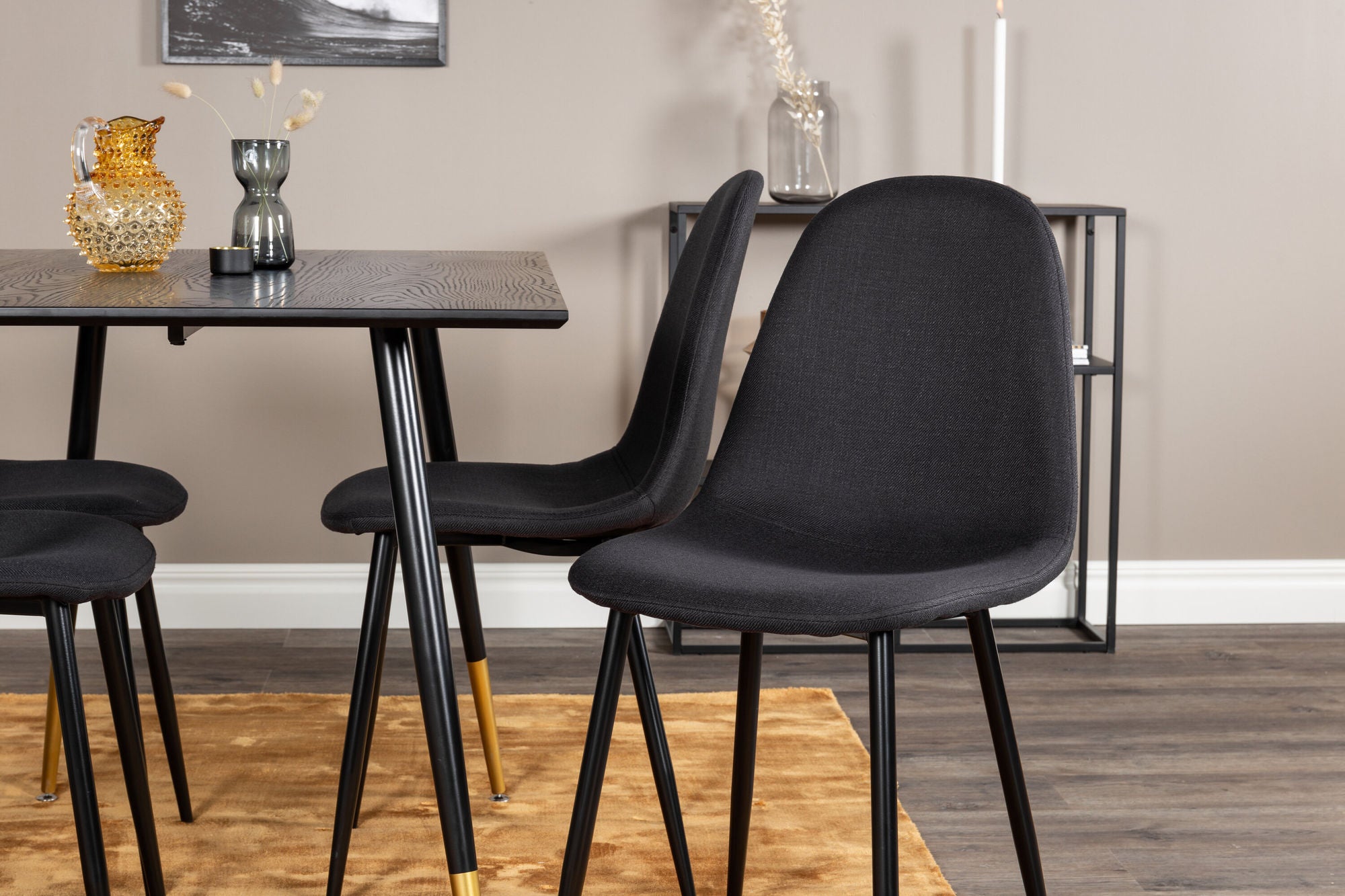 Venture Home Dipp spisebord - 120 cm - Black Veneer - Black Legs w. Brass dipp+Polar Spisebordsstol - Black Legs - Black Fabric_4