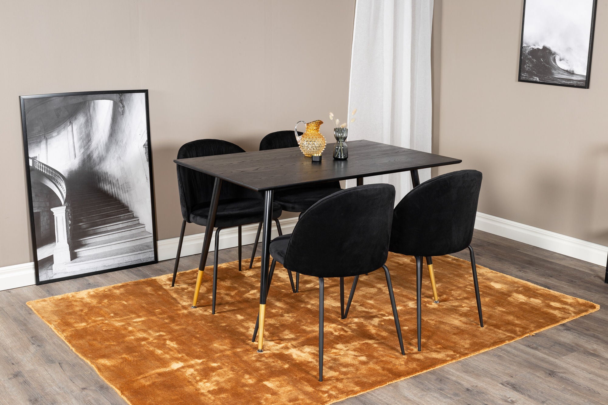 Venture Home Dipp spisebord - 120 cm - Black Veneer - Black Legs w. Brass dipp+Wrinkles Spisebordsstol - Black Legs - Black Velvet_4