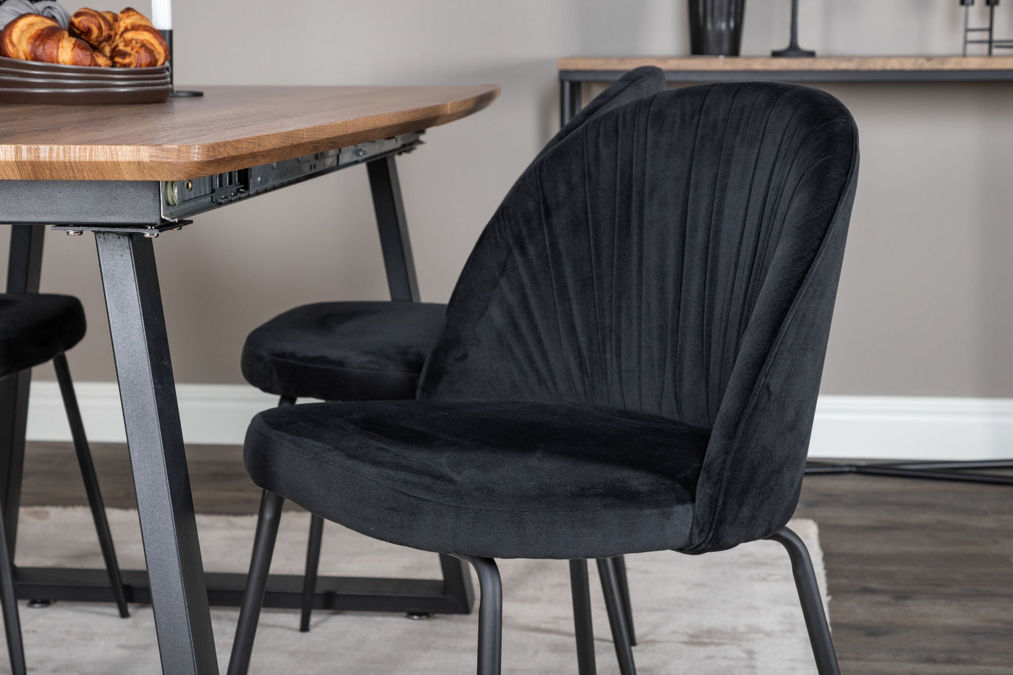 Venture Home Inca spisebord - 160/200*85*H75 - Oak / Black+Wrinkles Spisebordsstol - Black Legs - Black Velvet_4