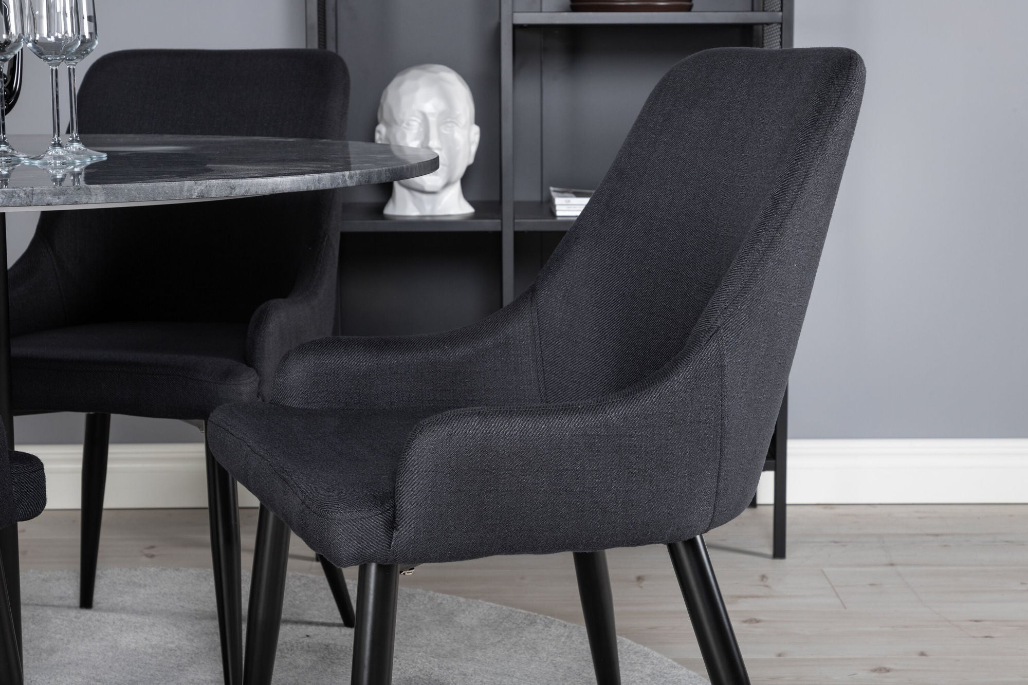 Venture Home Estelle rund spisebord ø106 H75 - Black / Black+Plaza Spisebordsstol - Black Legs - Black Fabric_4