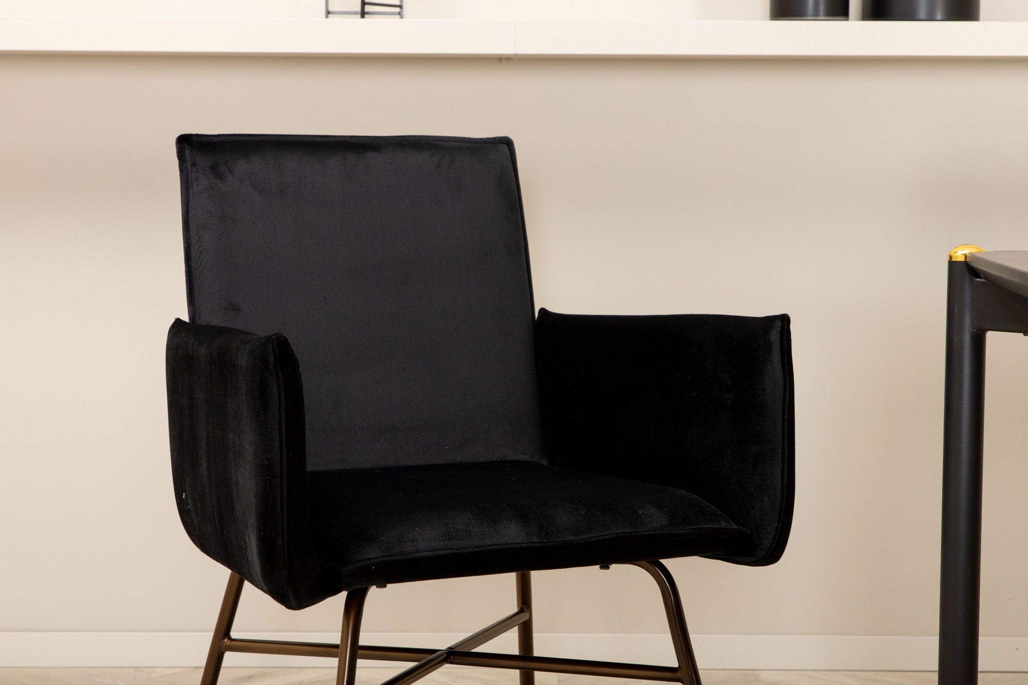 Venture Home Pelle spisebord , Black black Black+Petra stol , Distressed Copper Black Velvet_6