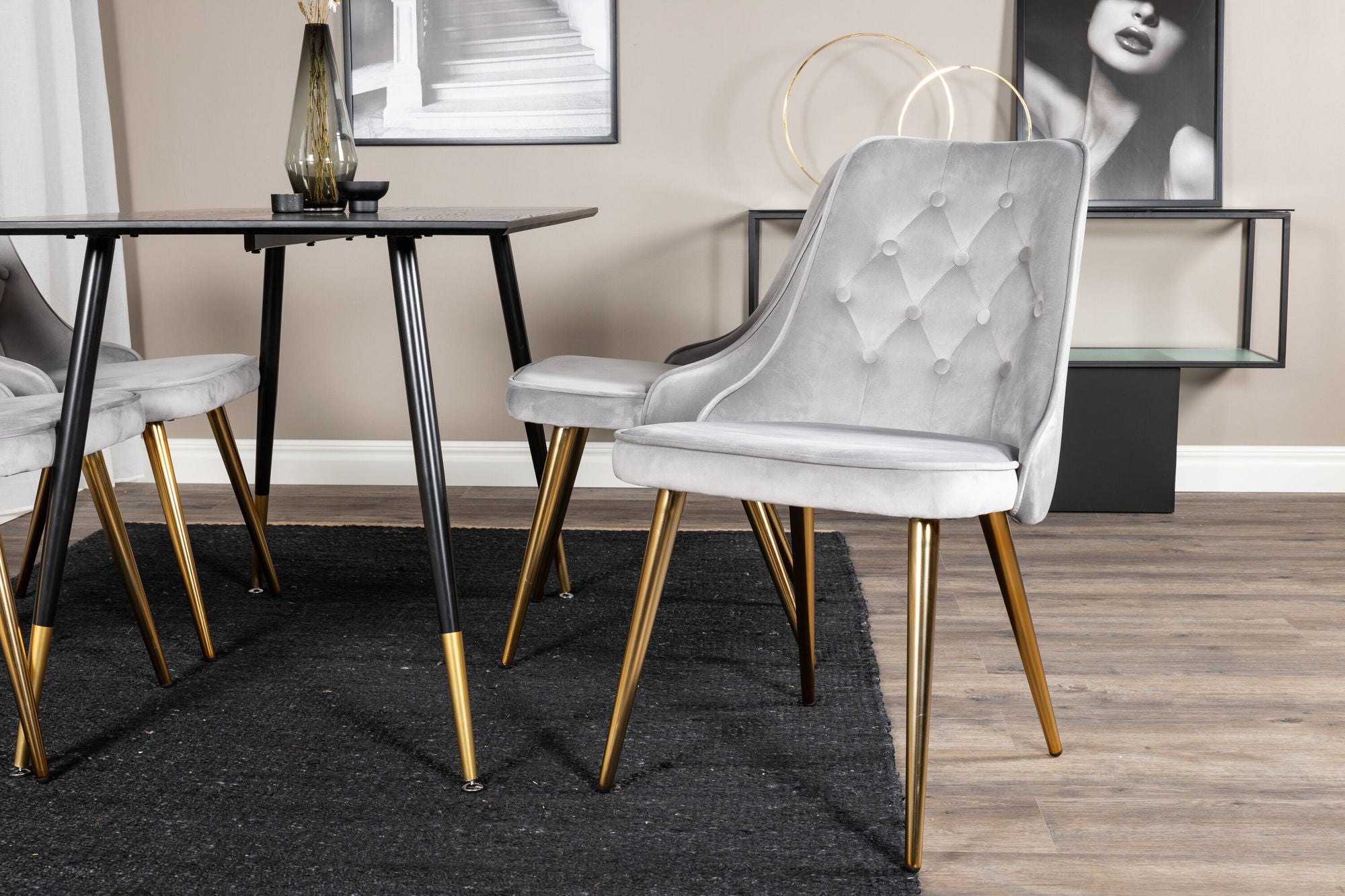 Venture Home Dipp spisebord - 120 cm - Black Veneer - Black Legs w. Brass dipp+Velvet Deluxe Spisebordsstol - Light Grey / Brass_4