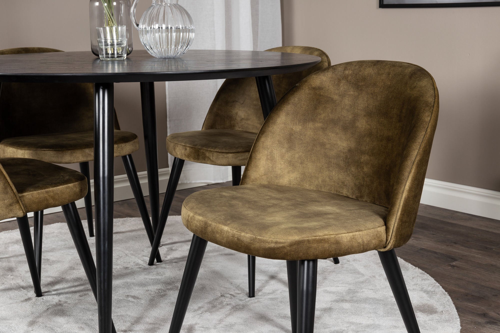 Venture Home Dipp spisebord - 115cm - Black Veneer / All black legs +Velvet Dining Chiar - Black legs - Dusty Green Velvet_4