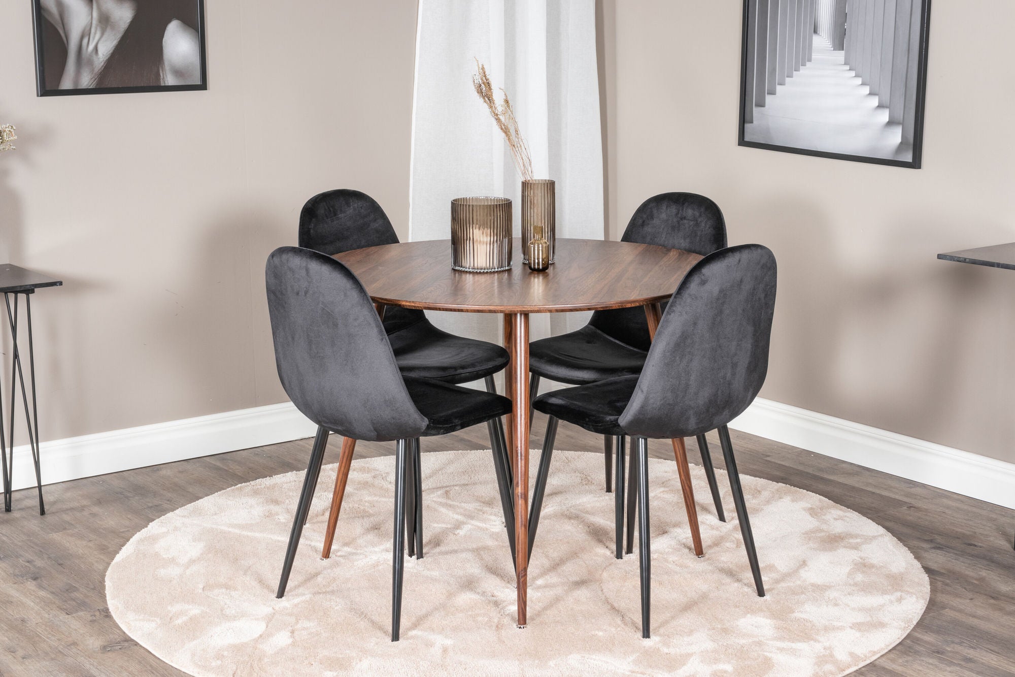 Venture Home Plaza rund bord 100 cm - Walnut top - Walnut legs+Polar Spisebordsstol - Black legs / Black Velvet (ersätter 19902-888)_4