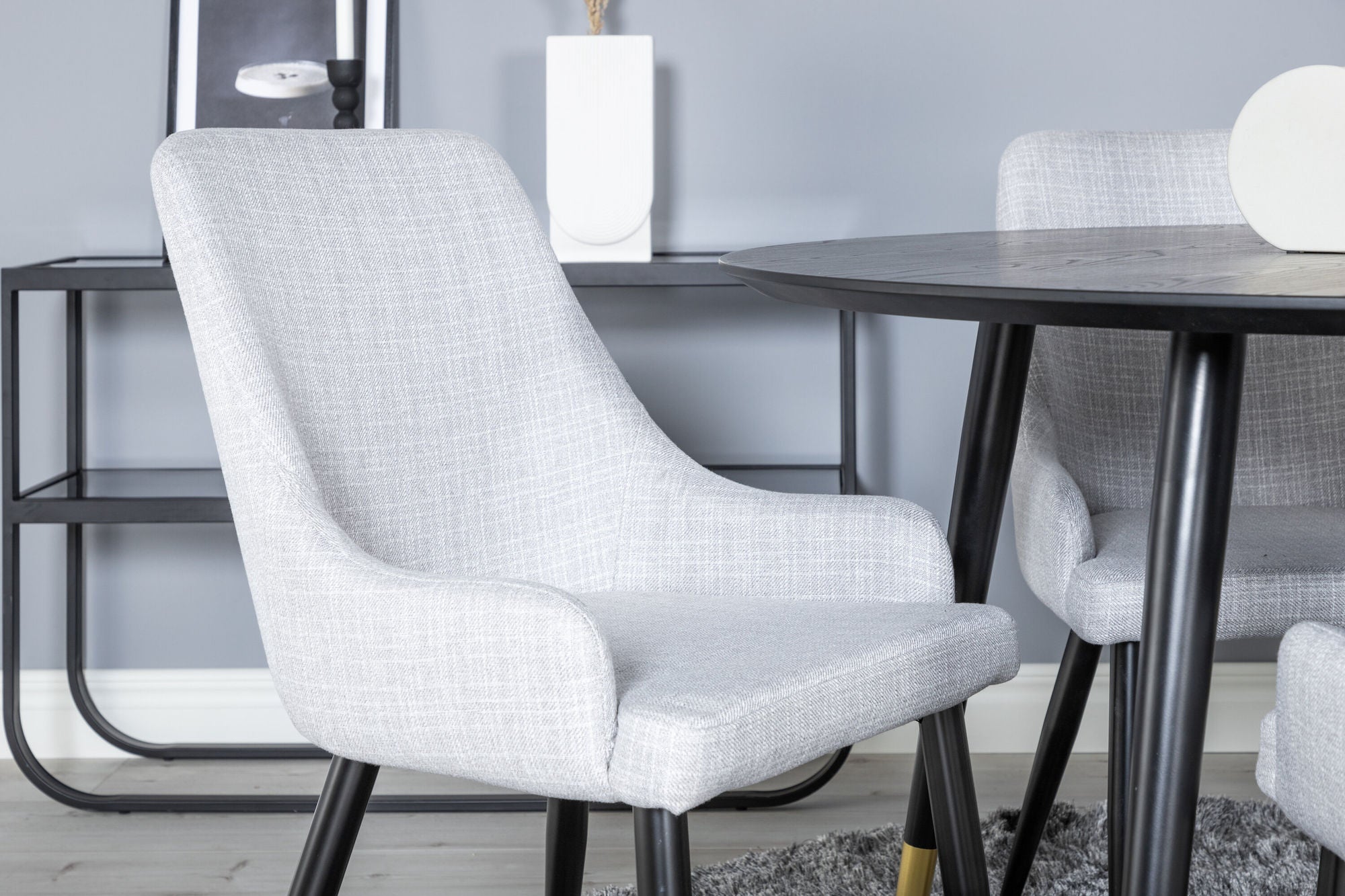 Venture Home Dipp spisebord - 115cm - Black / Black Brass+Plaza Dining chair - Black legs - Light Grey Fabric_4