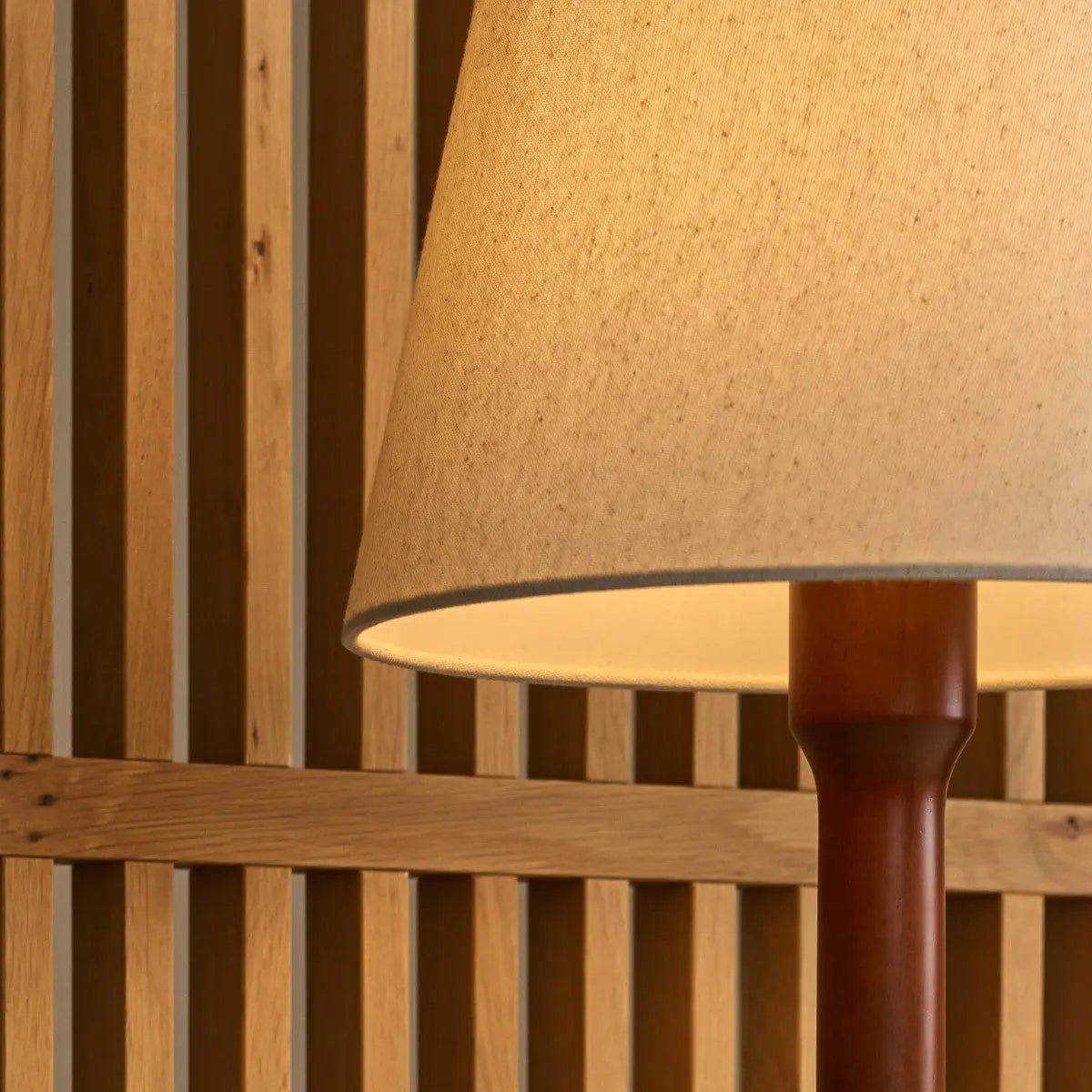 Nova kastanjebrun træ bordlampe