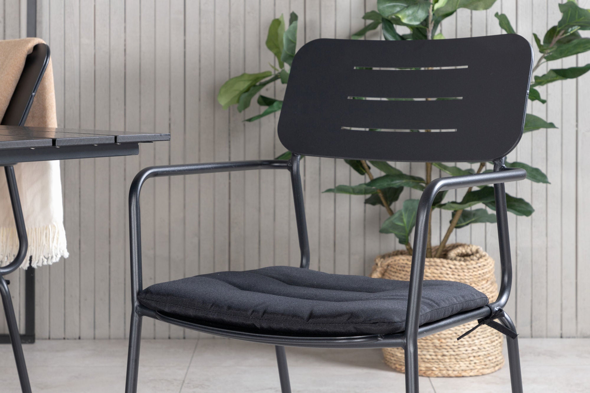 Venture Home Denver 70*120 Black/Black+Nicke Dining chair w. armrest - Black Steel_4