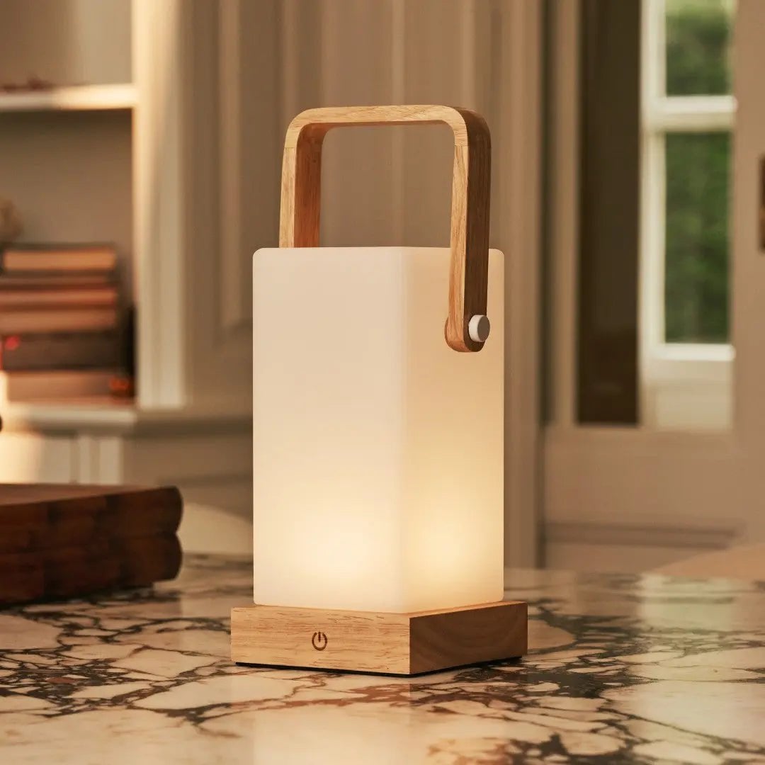 Harper lysebrun genopladelig træ bordlampe